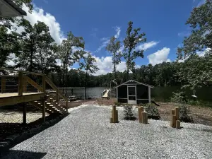 Fishing Paradise. Super relaxing 2-bedroom Lakefront with AMAZING Screened porch