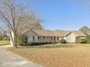 Peaceful Country Retreat just minutes from Laurens Town Square