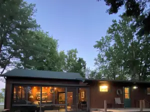 Cozy, country-feel, private, close to everything, for family & friends to gather