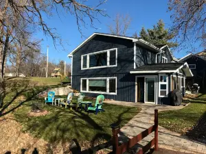 Charming Lake House on beautiful Lake Independence