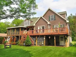 Beautiful 5 bedroom Waterfront House w/skiing/snowboarding/snow mobile path near
