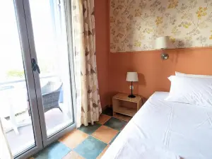 Okeania Seafront Rooms in Kamena Vourla