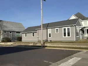 The Green Door - Cozy Stay by the Square Pubs & Cafe