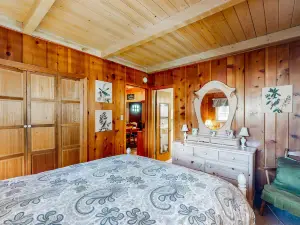 Cozy Home w/ Spacious Decks - Long Driveway for Boat Parking - One Mile to Town
