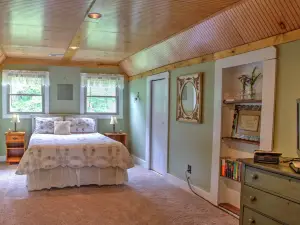 Riverside Haven - WiFi, Stunning Views, Modern Decor