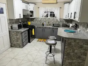 Spacious One Bedroom Apartment in Palmiste