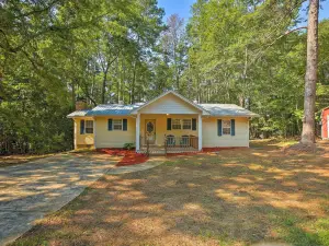 Pet-Friendly Toccoa Home w/ Deck + Lake Access!