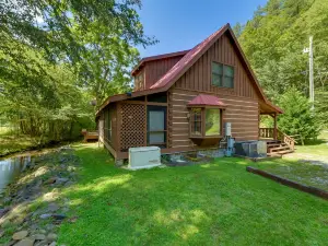 Cabin w/ Hot Tub + Fishing Pond in Del Rio!