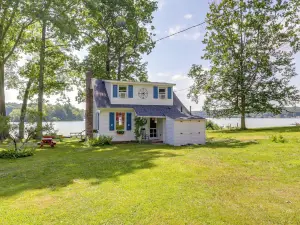 靠湖小屋，有遮蓋的門廊和碼頭！