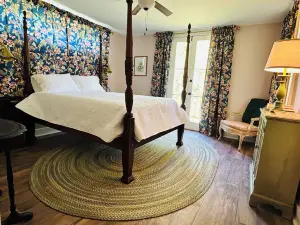 Charming 2-bedroom cottage on the bayou Teche in Jeanerette with AC, WiFi