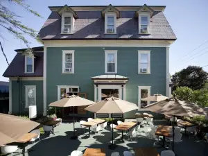 Le Pleasant Hôtel & Café