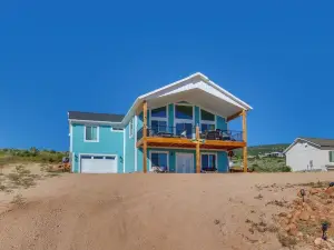 Modern Home and Deck, Lake View and Bunk Room!