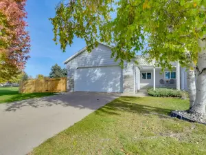 5 Mi to Dtwn Pet-Friendly Wheatland Twin Home!