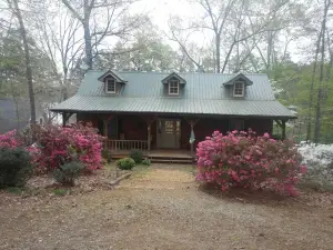 Cozy Cabin on Lake Hartwell.  Book Your Family Summer & Fall Vacation Today!!