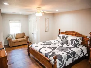 Spacious Home near MSSU College, Sleeps 21, Games, Cornhole, Large Kitchen