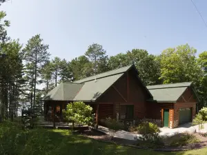 Kemp's Rentals Luxurious Executive Retreat Portage Lake-Beach-Firepit & Pavilion