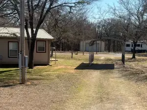 Cozy 3 Bedroom with Deck Just 2 Miles from Alberta Creek Marina on Lake Texoma