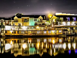 Old Harbor Inn