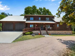 Rustic Luxury and Game Room - Enchanting River Haven