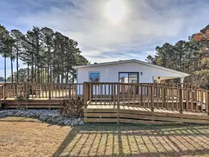 'Cozy Cottage' w/ Shared Dock on Dawson Creek