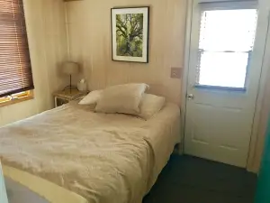 Lakeshore Cabin On The Waters Edge of Bone Lake