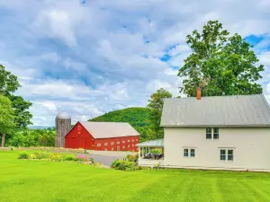 Idyllic Vermont Farmhouse: Mtn Views on 200 Acres!