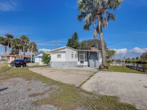 Sun-Soaked Okeechobee Retreat w/ Canal Views!