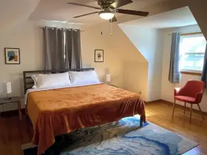 • Lively Cottage 2 King Beds 4 Bed 2 Bath •