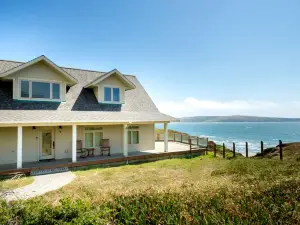 Family-Friendly Beach House Rental with Hot Tub for Glamping in Northern California