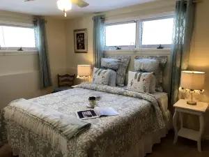 Stunning Cottage with Fire Pit and Access to Great Hiking Trails in Keuka Park, New York