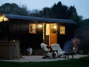 Romantic Shepherd's Hut with Own Hot Tub