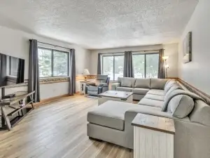 Northwoods Getaway - 3Bd Apartment 3 Bedroom Apartment Hotel by Redawning