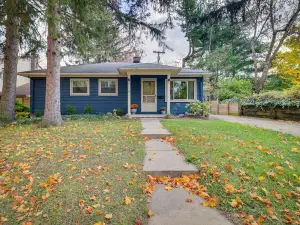 Ann Arbor Home w/ Deck, 2 Mi to Michigan Stadium!