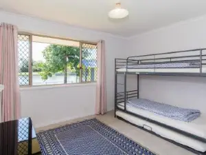 Lowset Home on the Canal - Dolphin Dr, Bongaree