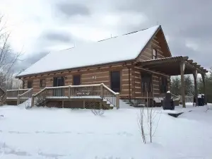 Secluded Log Cabin with Mountain Views. Hot Tub Seasonal' Heated Pool