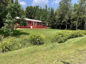 5 Min.Walk to Averill Lake and VAST Access snowmobile trails!Pet friendly!
