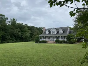 'The Retreat' sleeps 12– with mountain view, modern huge kitchen on 15 acres