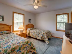 Inviting, dog-friendly home with wraparound decks, washer/dryer & outdoor shower