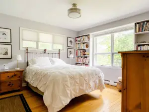 Charming Retreat - Minutes to Colleges, Near Dining & Venues