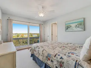 Stylish Duplex Near Ocean with 4 Decks, Fantastic View, Outdoor Shower - Dogs OK