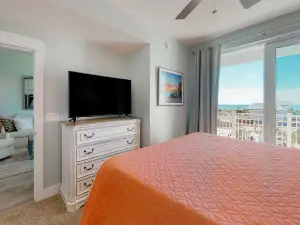 Dazzling condo near the ocean with private W/D, jetted tub, shared pool, & grill