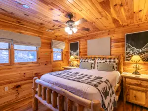 Riverbend Retreat - New River Frontage, Hot Tub, Pool Table!