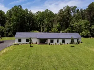 Oasis Near Charlottesville with Pool, Grill