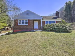 บ้านแสนงดงามที่ Creekside พร้อมดาดฟ้ากว้างและสนาม