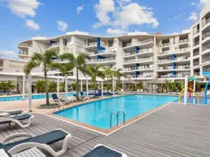 Hamptons Meets Hervey Bay in Upmarket Resort - Ocean Views