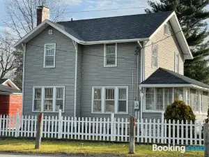 Drop Anchor Cottages and Lake House