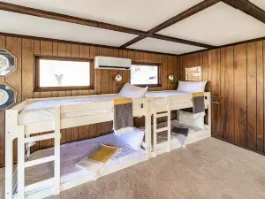 Little Bearcat Bungalow Stay on Ozark Waterfront