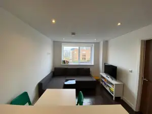 Modern 1+1 flat next to Sutton train station