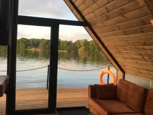 Domek na wodzie  ( hausboot)