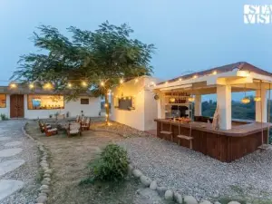 StayVista at Artisanal Heights with Jacuzzi and Infinity Pool